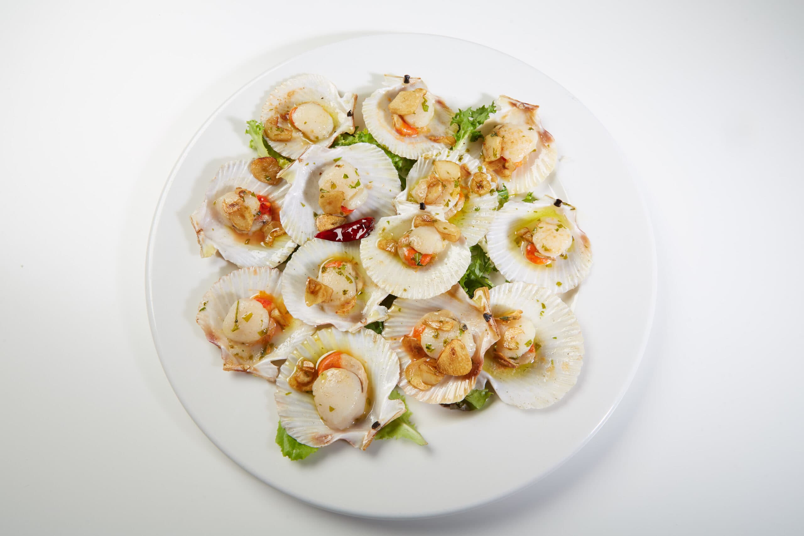 Grilled queen scallops with Bilbao sauce